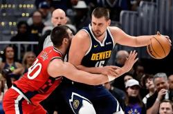 关于今晚NBA季后赛焦点战；密尔沃基雄鹿回应争议；震撼外界；团队化学反应显著的信息