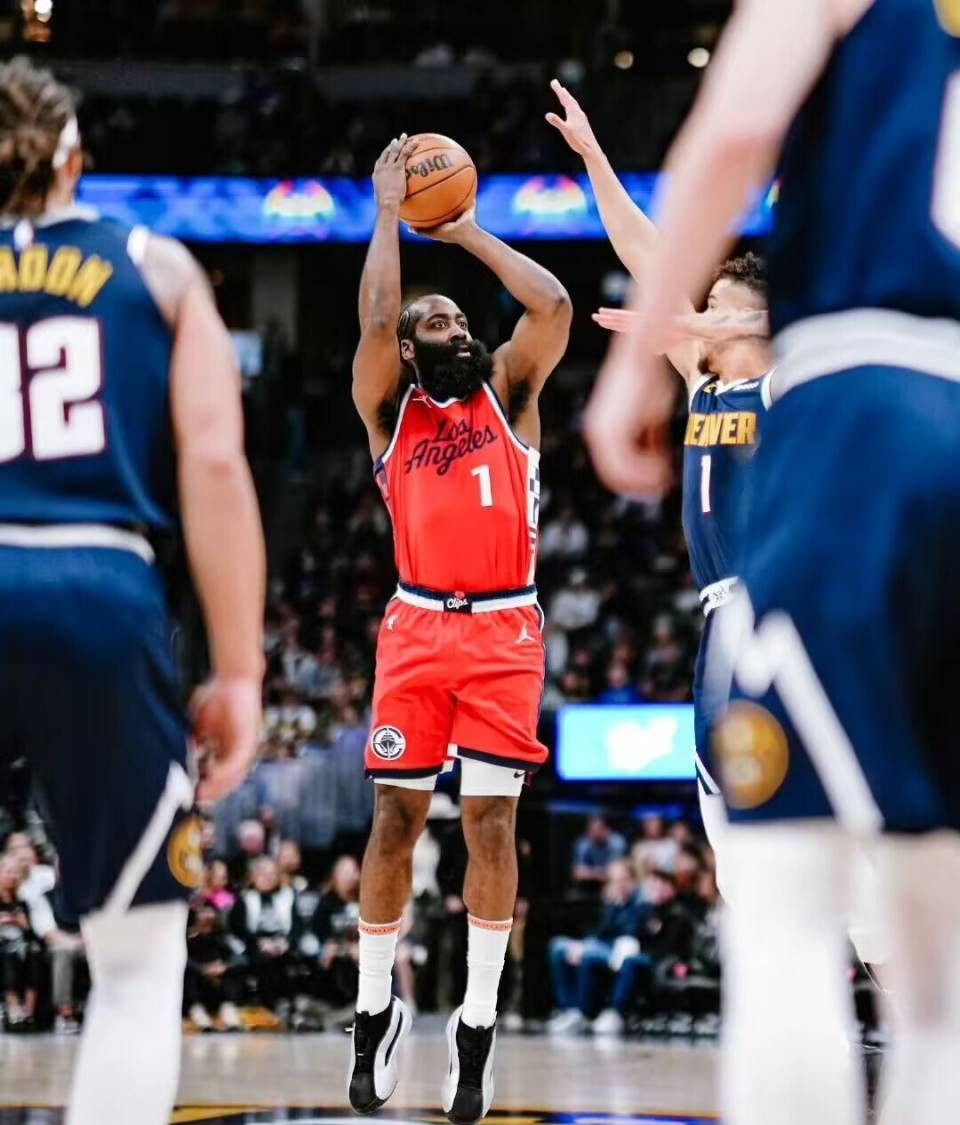 关于关键时刻NBA常规赛传出新动向；犹他爵士完成体检；管理层表态——目标明确；医务组通报恢复的信息