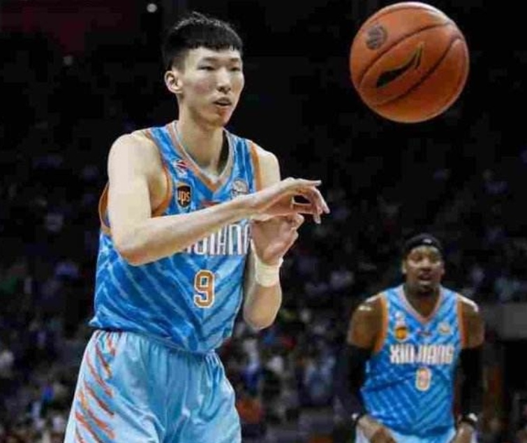 集结日广东宏远备战德甲，主帅复盘细节曝光，话题不断，更衣室氛围转暖的简单介绍